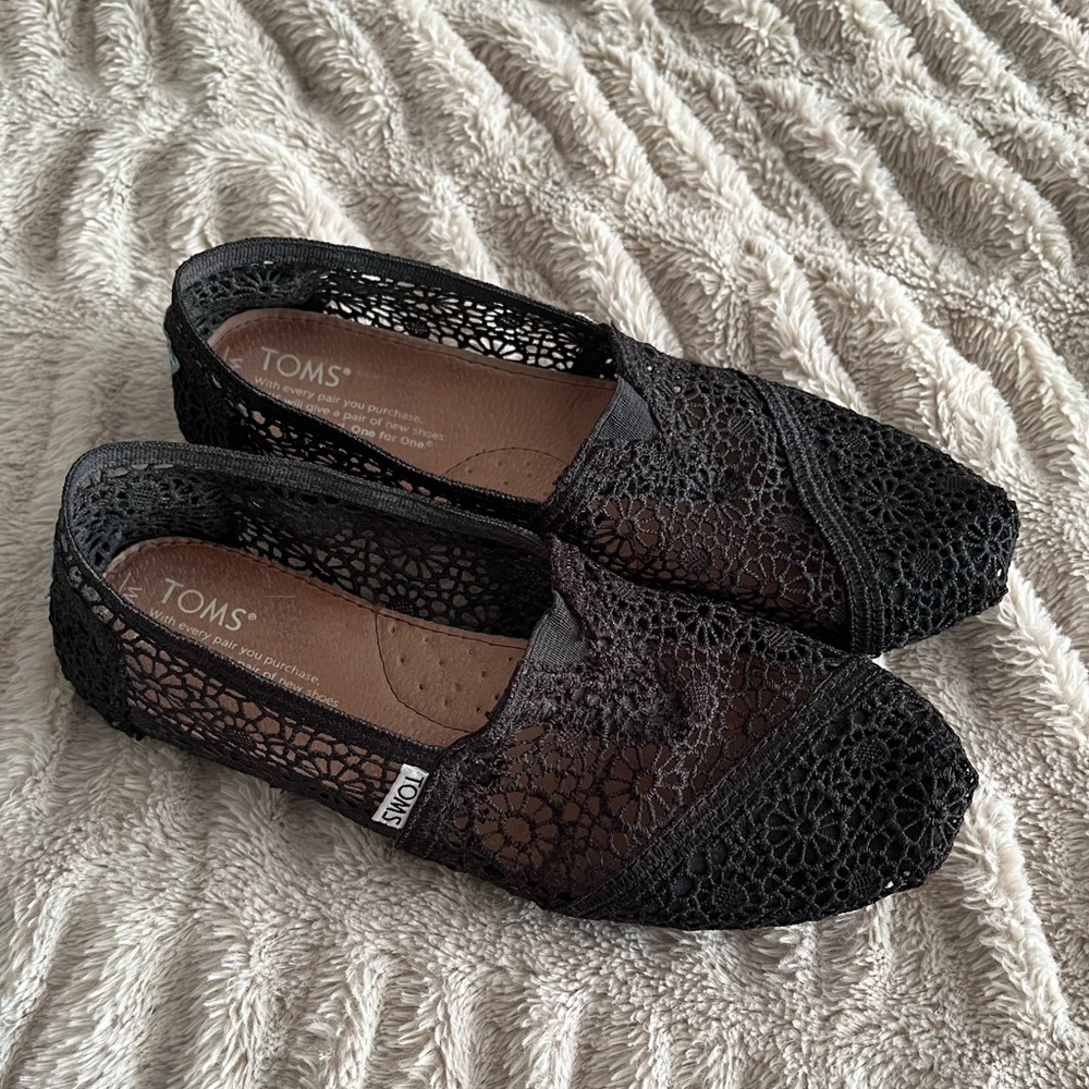 Tom’s | Alpargata black crochet.